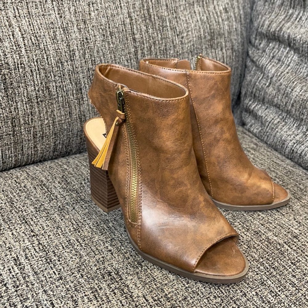 Open toed and back leather booties